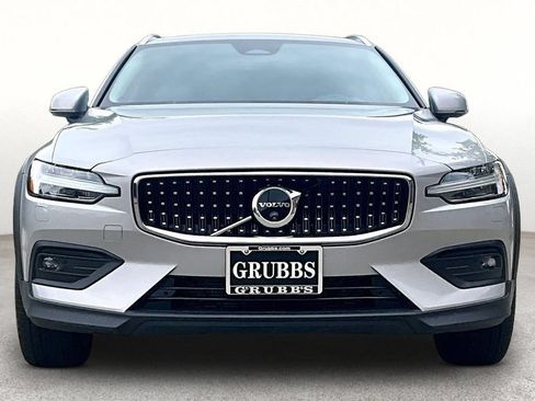 Certified 2025 Volvo V60 B5 Cross Country Plus AWD/4WD image 4