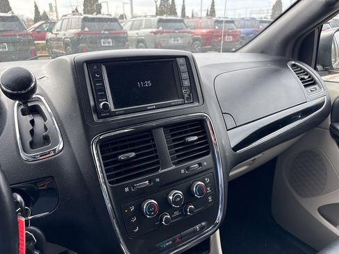 Used 2020 Dodge Grand Caravan SXT image 3