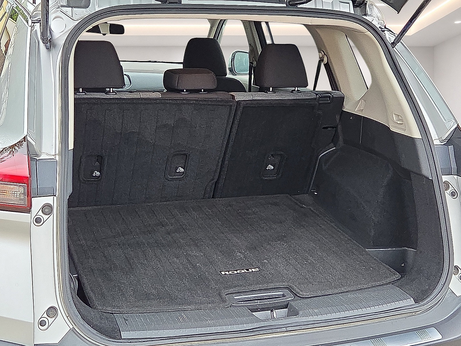 Used 2023 Nissan Rogue SV FWD image 8