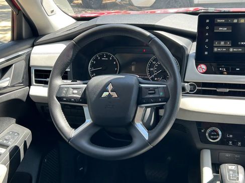 Used 2025 Mitsubishi Outlander SE FWD image 39