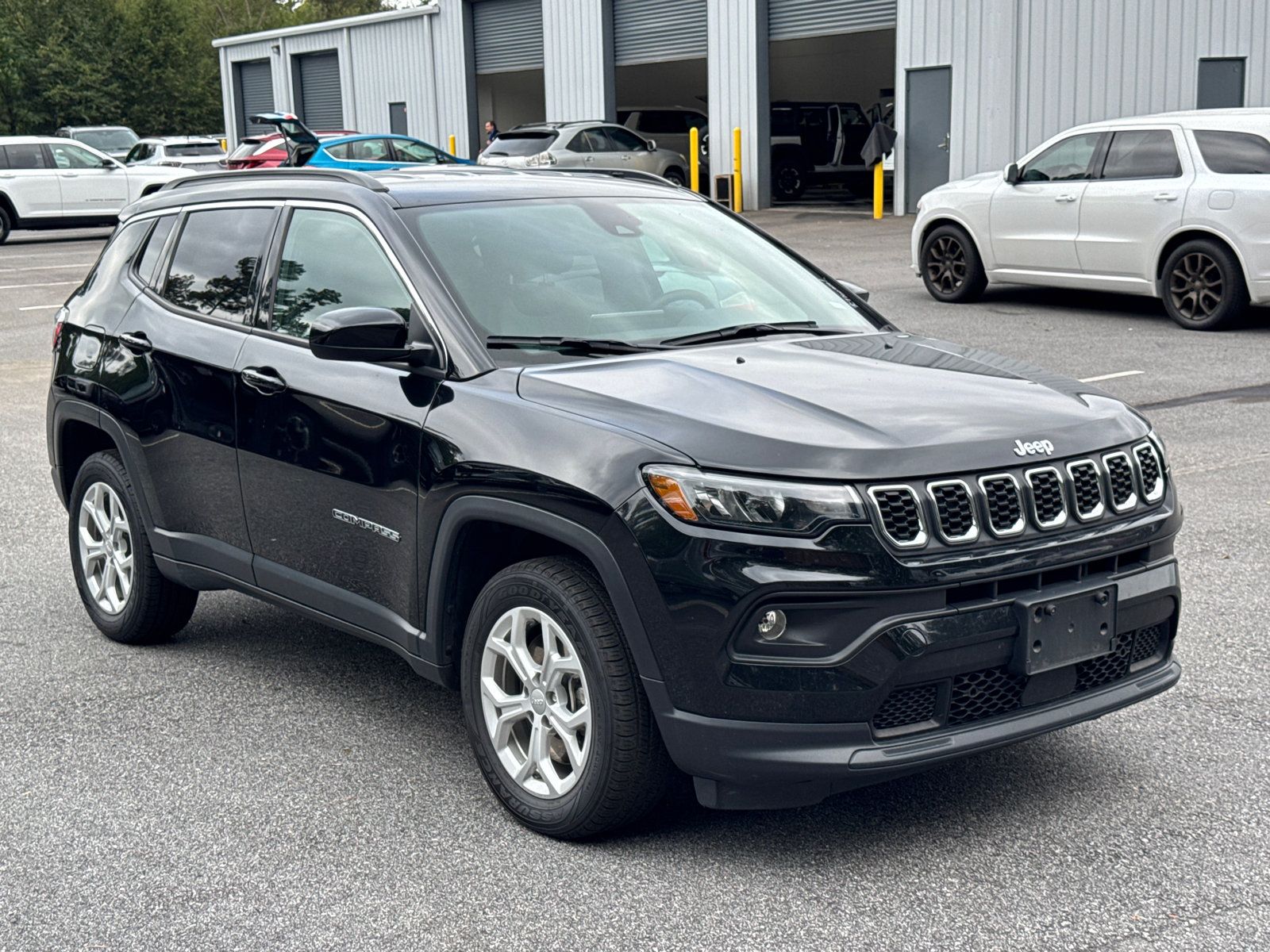 Used 2024 Jeep Compass Latitude AWD/4WD image 3