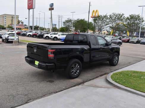 Used 2025 Nissan Frontier SV image 11