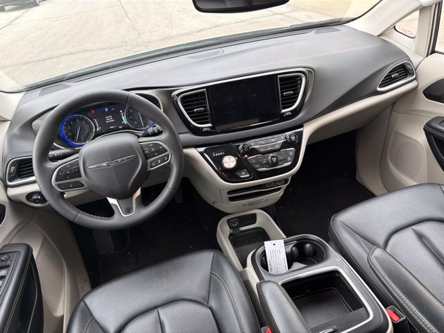 Used 2024 Chrysler Pacifica Touring-L FWD image 18