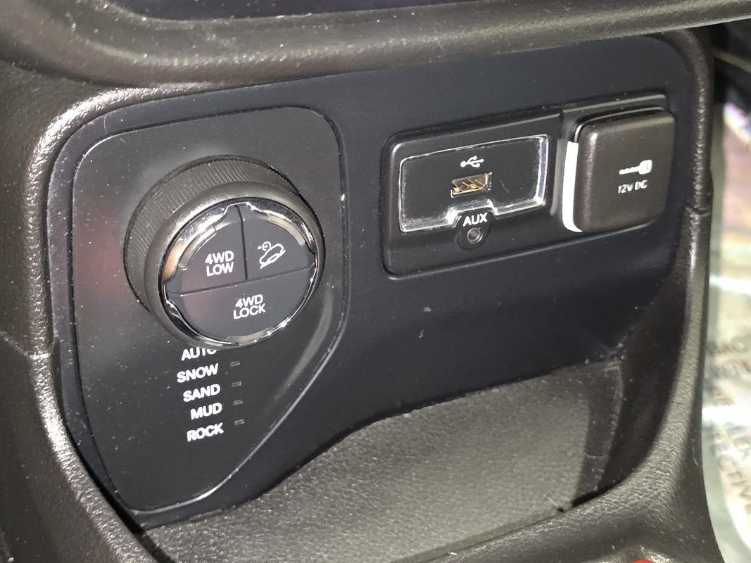 Used 2016 Jeep Renegade Trailhawk AWD/4WD image 34