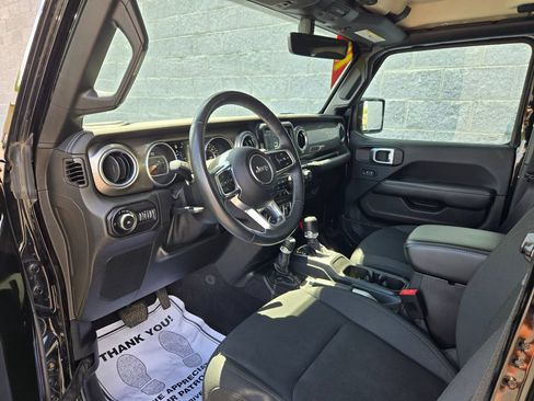 Used 2018 Jeep Wrangler Unlimited Sahara AWD/4WD image 14