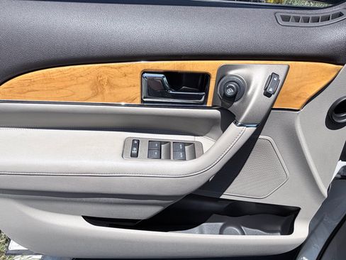 Used 2013 Lincoln MKX FWD image 16