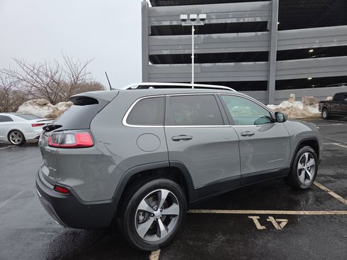 Used 2021 Jeep Cherokee Limited w/ Elite Package image 3