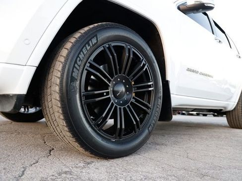 Used 2017 Jeep Grand Cherokee Overland w/ Jeep Active Safety Group image 30