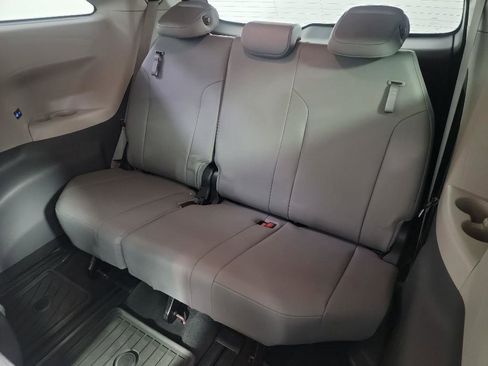 Used 2021 Toyota Sienna XLE image 18