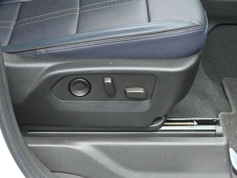 Used 2022 Chevrolet Silverado 1500 High Country w/ Technology Package image 32