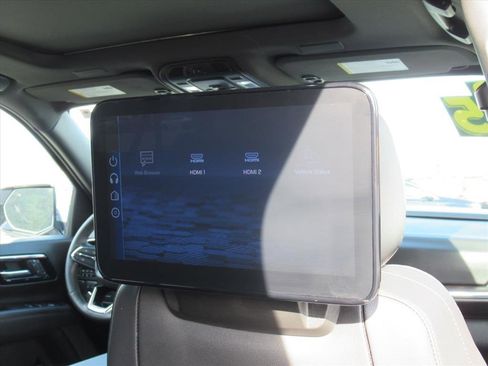 Used 2025 Chevrolet Suburban Premier image 32