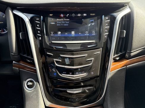 Used 2018 Cadillac Escalade Luxury AWD/4WD image 33