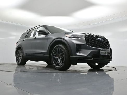 Used 2025 Ford Explorer ST-Line w/ ST-Line Street Pack AWD/4WD image 48