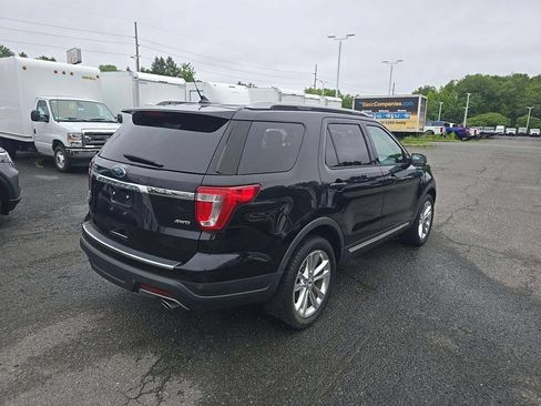 Used 2018 Ford Explorer XLT w/ Equipment Group 202A AWD/4WD image 4