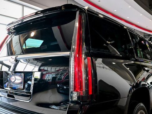Used 2017 Cadillac Escalade Luxury AWD/4WD image 11