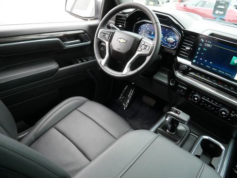 Used 2025 Chevrolet Silverado 1500 LTZ AWD/4WD image 9