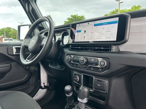 Certified 2024 Jeep Gladiator Sport image 26