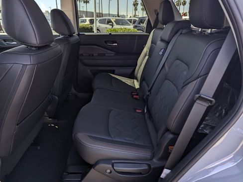 New 2026 Nissan Pathfinder Platinum image 8