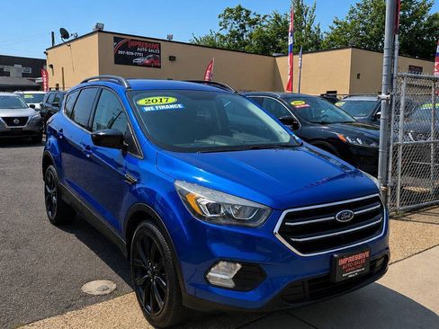Used 2017 Ford Escape SE w/ SE Sport Appearance Package FWD image 2