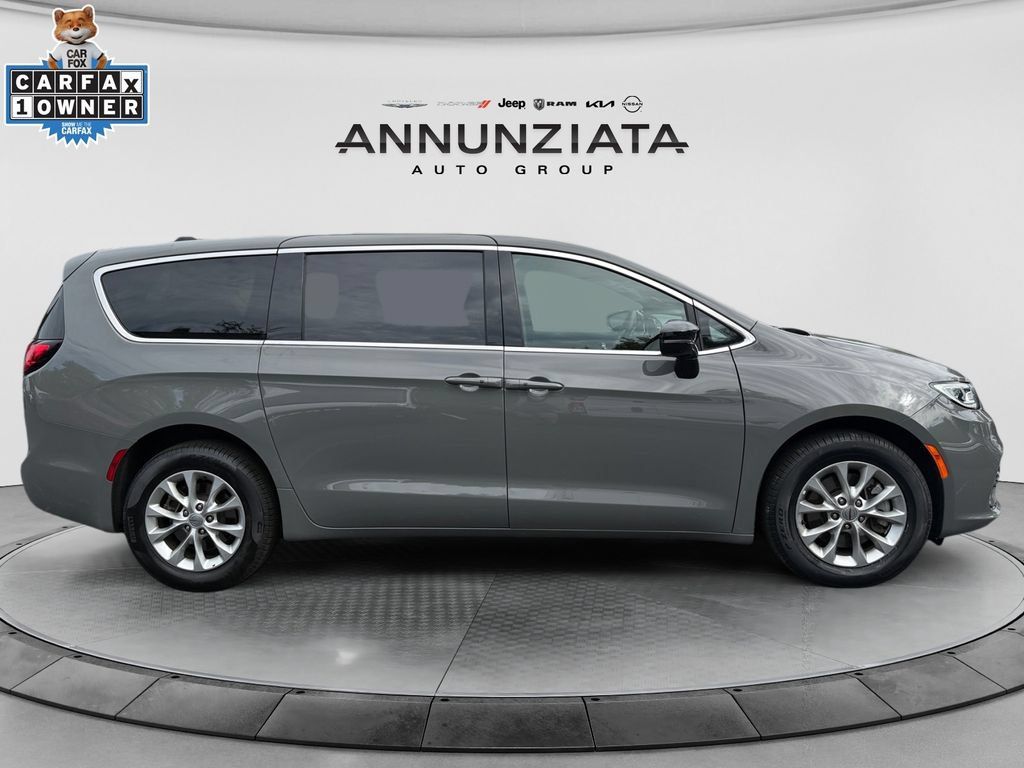 Used 2025 Chrysler Pacifica Select AWD/4WD image 6
