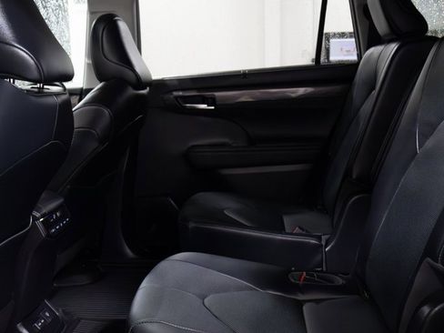 Used 2023 Toyota Highlander Limited image 14