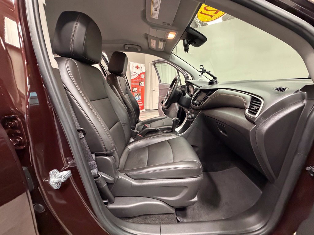 Used 2021 Chevrolet Trax LT w/ Premium Seat Package AWD/4WD image 39