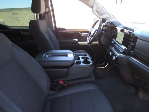 Used 2025 GMC Sierra 1500 Elevation image 9