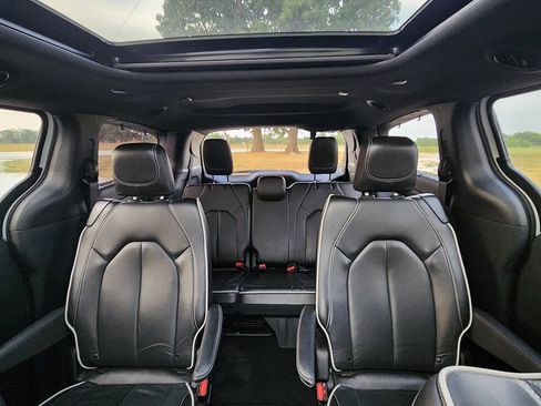 Used 2025 Chrysler Pacifica Limited FWD image 14