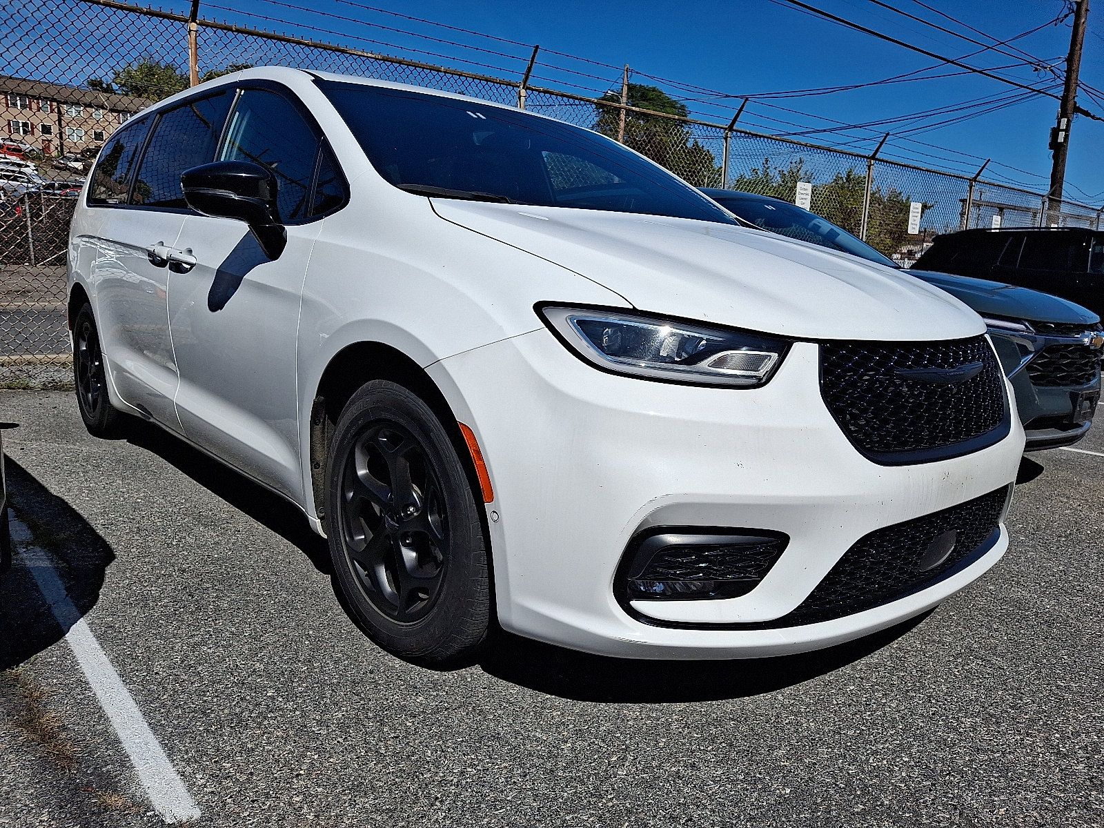Used 2024 Chrysler Pacifica Limited FWD image 3