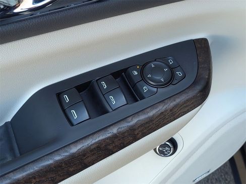 Used 2021 GMC Acadia Denali w/ Denali Technology Package image 11