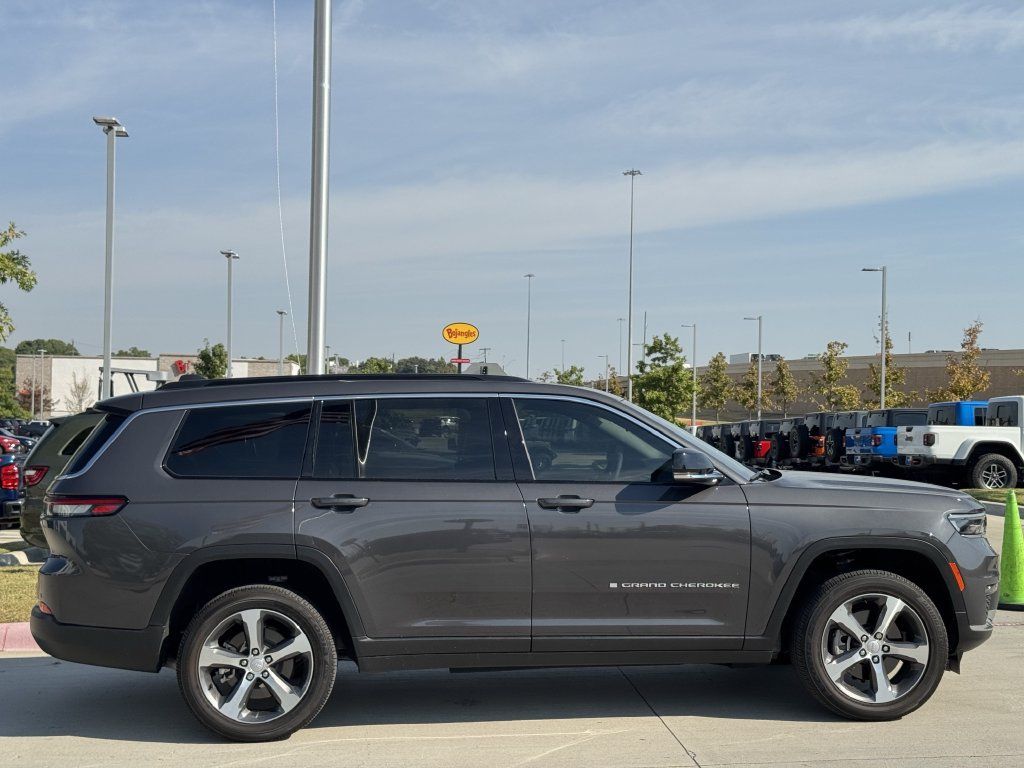 Used 2025 Jeep Grand Cherokee L Limited RWD image 3