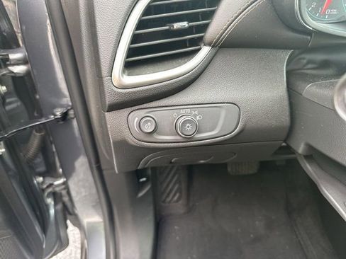Used 2019 Chevrolet Trax LT w/ LT Convenience Package FWD image 12