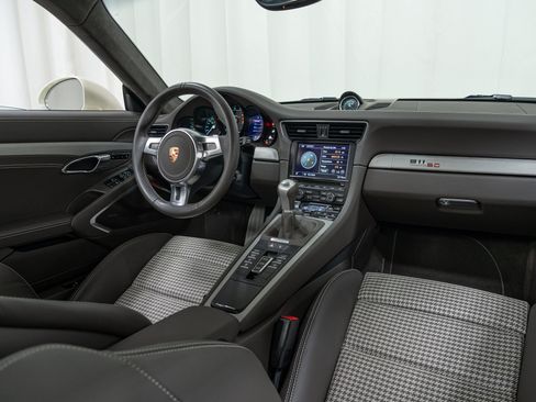 Certified 2014 Porsche 911 50th Anniversary Edition RWD image 25