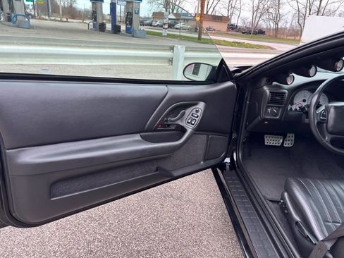 Used 2001 Chevrolet Camaro SS w/ SS Performance/Appearance Pkg image 10