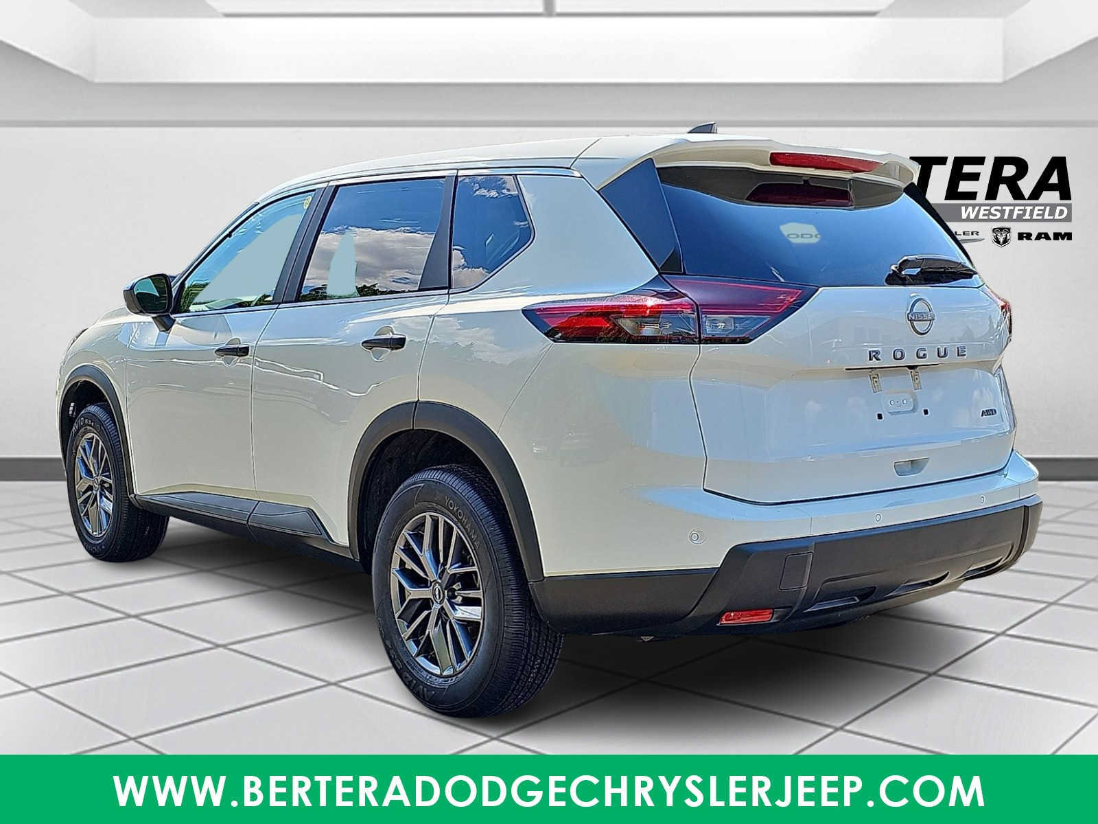 Used 2025 Nissan Rogue S AWD/4WD image 4