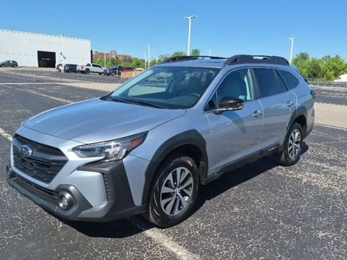 Used 2024 Subaru Outback Premium AWD/4WD image 3