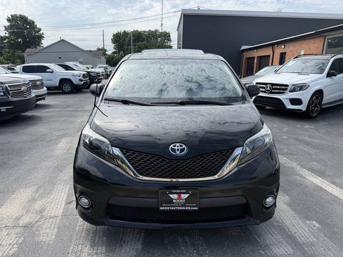 Used 2013 Toyota Sienna SE FWD image 2