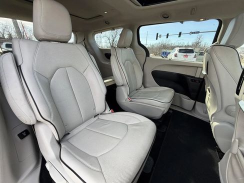 Used 2018 Chrysler Pacifica Limited w/ Advanced Safetytec Group image 17