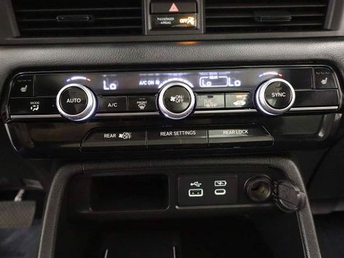 Used 2025 Honda Pilot TrailSport image 32