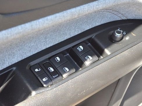 Used 2022 Jeep Compass Latitude w/ Sun and Sound Group AWD/4WD image 16
