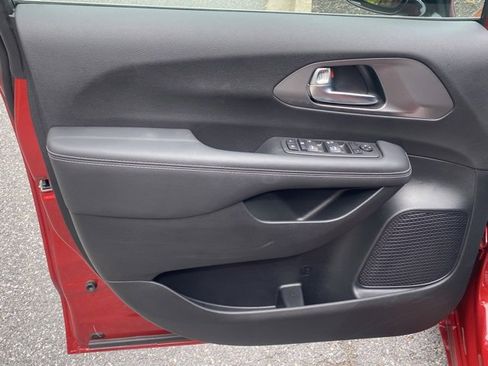 Used 2025 Chrysler Voyager LX image 12