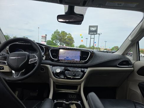 Used 2024 Chrysler Pacifica Limited FWD image 15