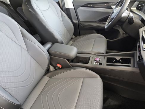 New 2025 Volkswagen Tiguan SE image 10