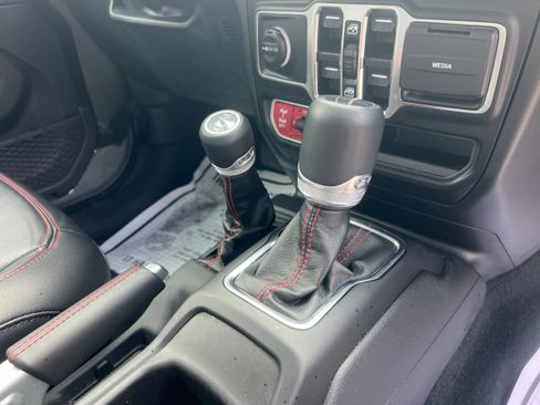 Used 2023 Jeep Gladiator Rubicon w/ Cold Weather Group AWD/4WD image 19