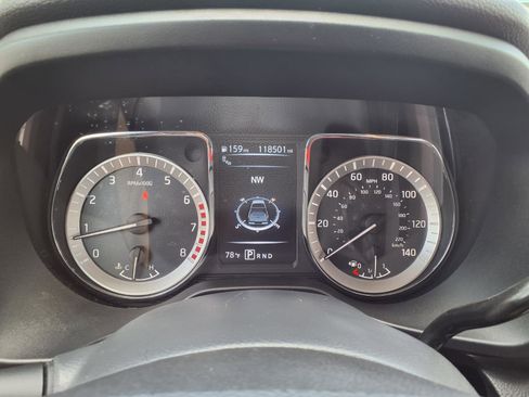 Used 2017 Nissan Titan SV image 24