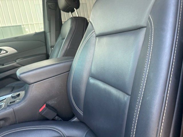 Used 2023 Chevrolet Traverse LT w/ Midnight/Sport Edition FWD image 2