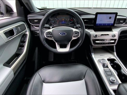 Used 2022 Ford Explorer XLT w/ Equipment Group 202A AWD/4WD image 5