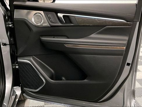 Used 2025 Buick Enclave Avenir w/ Super Cruise Package image 21