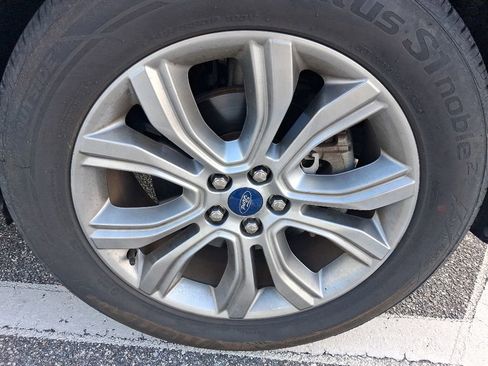 Used 2019 Ford Edge Titanium FWD image 14