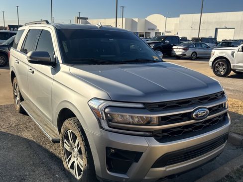 Used 2022 Ford Expedition XLT image 2